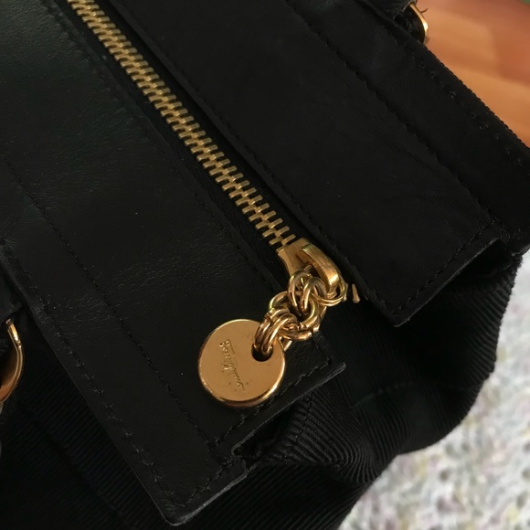 Authentic Salvatore Ferragamo gold chain grosgrain - Picture 4 of 7