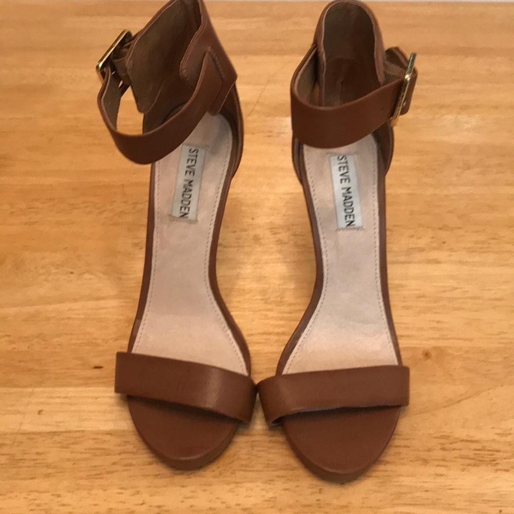 High-heel sandals