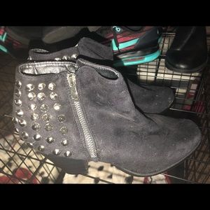 Short suede boots with heel