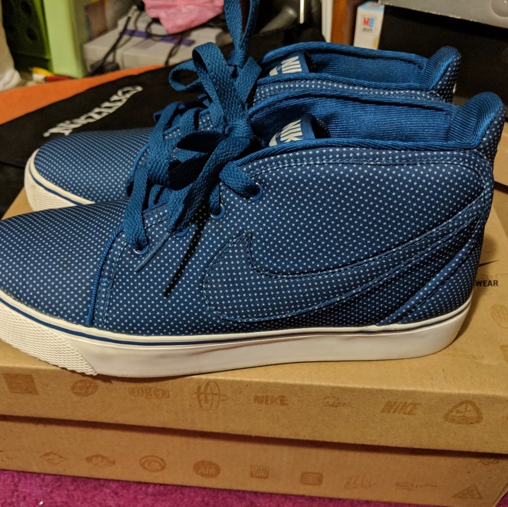 Nike sneakers: navy blue with polka dots