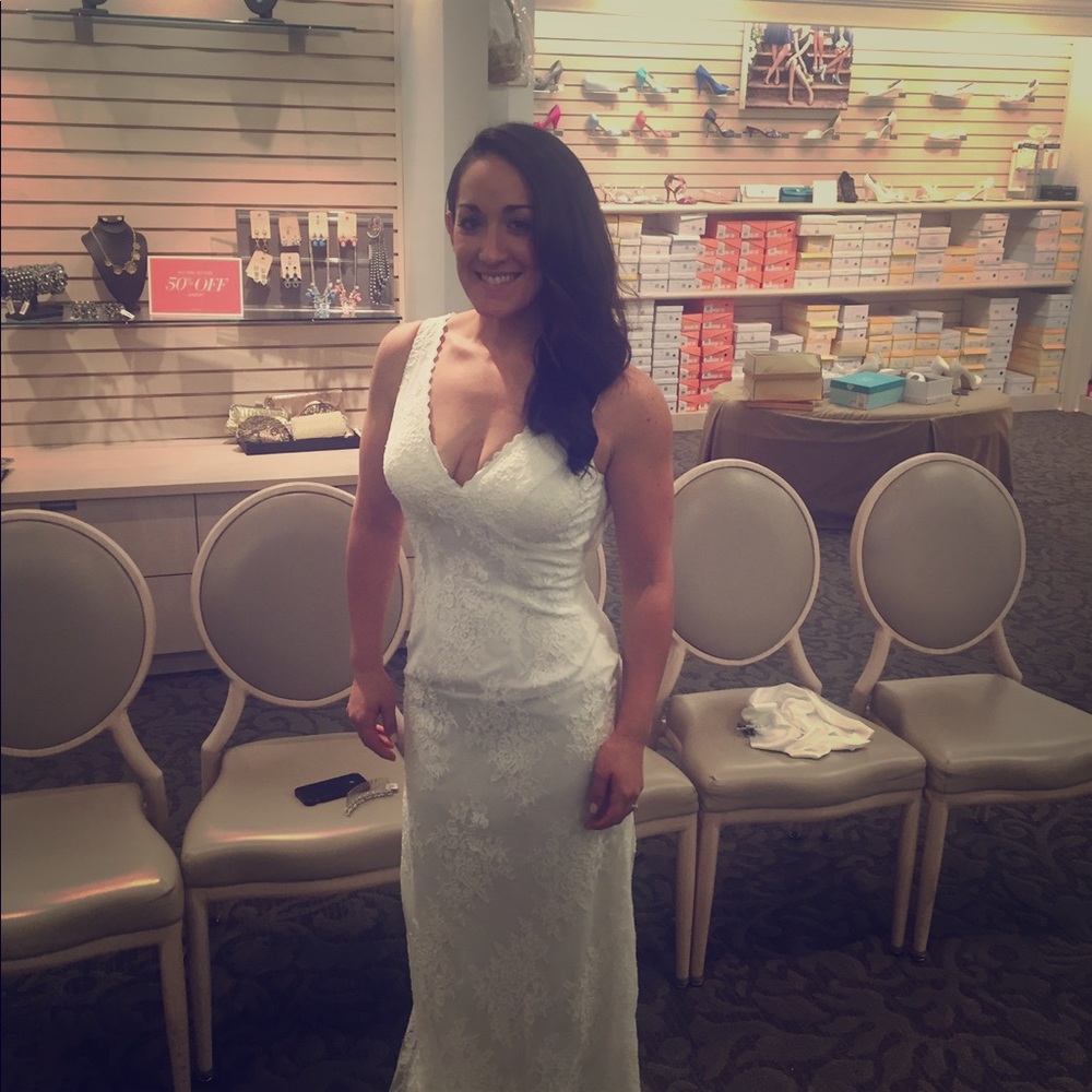Ivory lace wedding dress - Picture 1 of 6