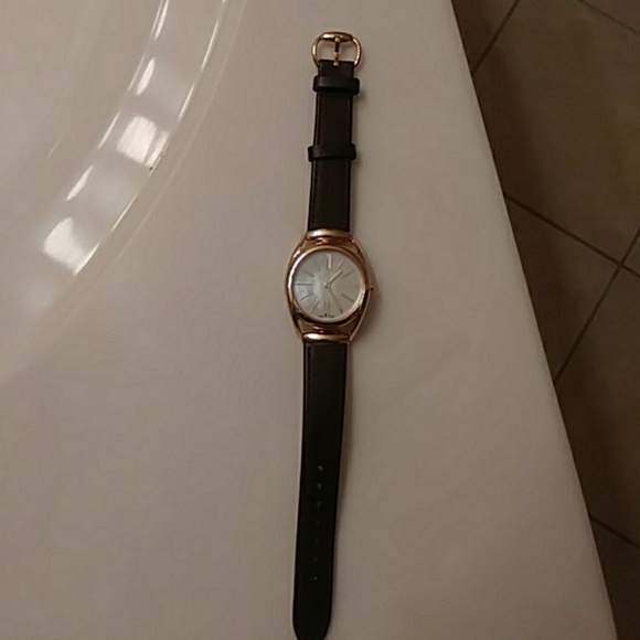 Authentic 😍😍😍Gucci watch - Picture 2 of 3