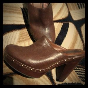 Brown heeled clog