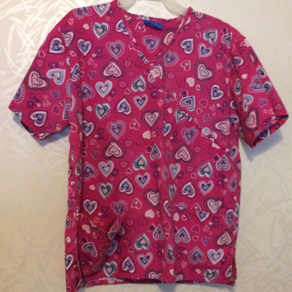 Carol’s Sz Lg Pink W/💗’s V-Neck Scrub Top
