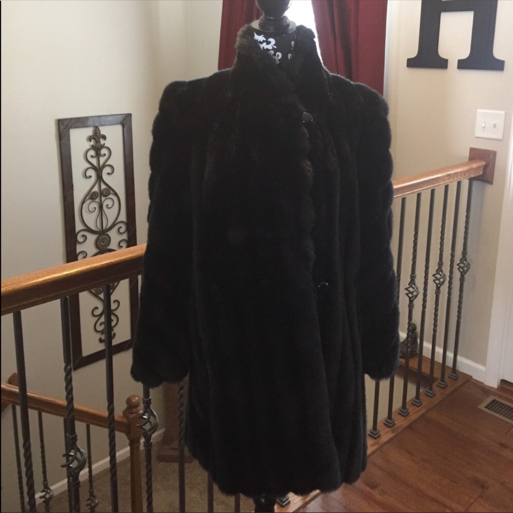 NOW !Faux fur 👑coat ( black) 🌬👌🏻👑👑size 16-18