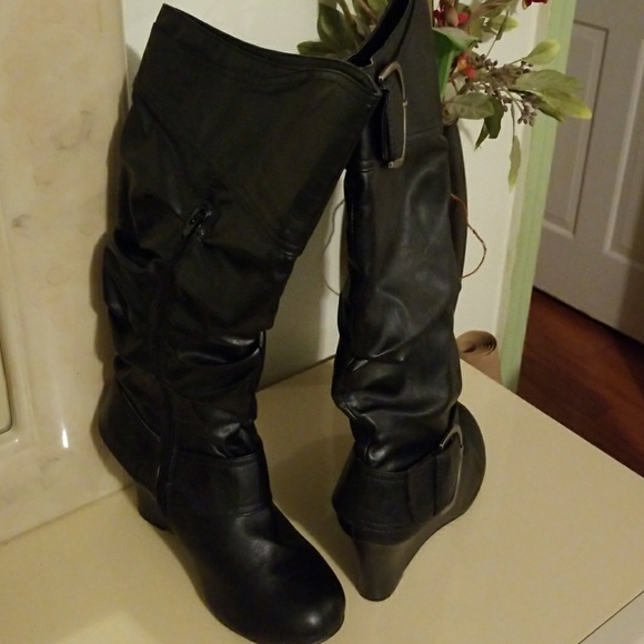 Boots - Picture 3 of 8