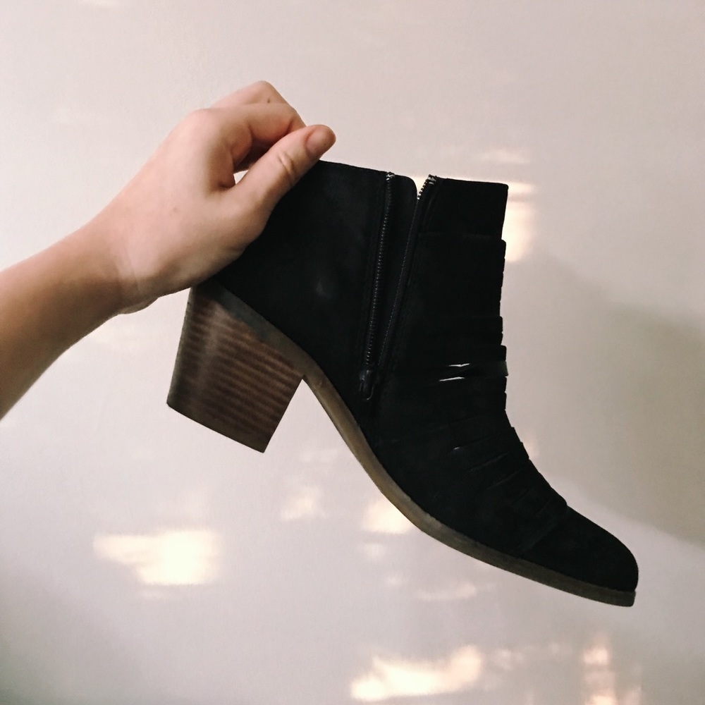 Black cutout bootie - Picture 1 of 3