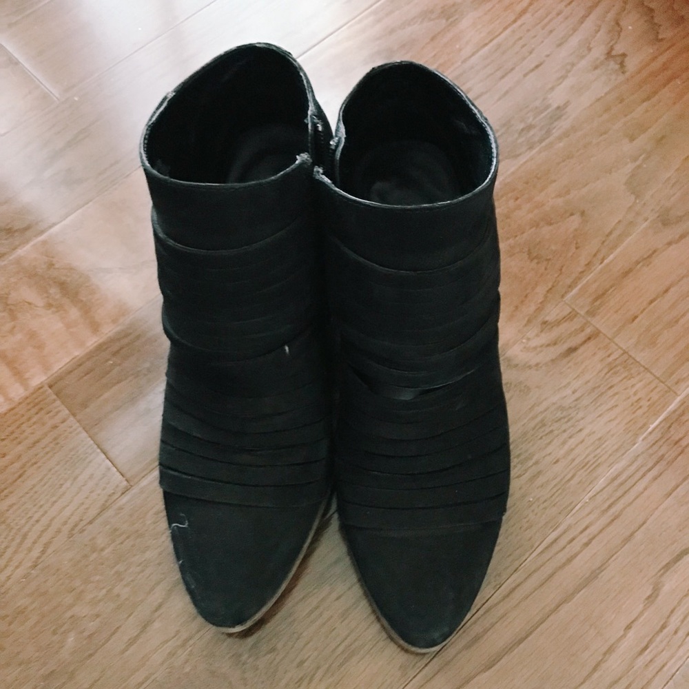 Black cutout bootie - Picture 2 of 3
