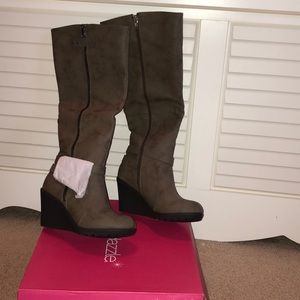 Tall boots brand new in box. Never worn.