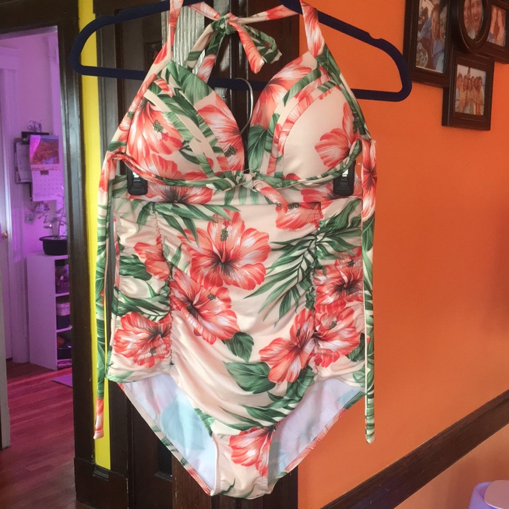 Hawaiian print Vintage 2-piece bathing suit.
