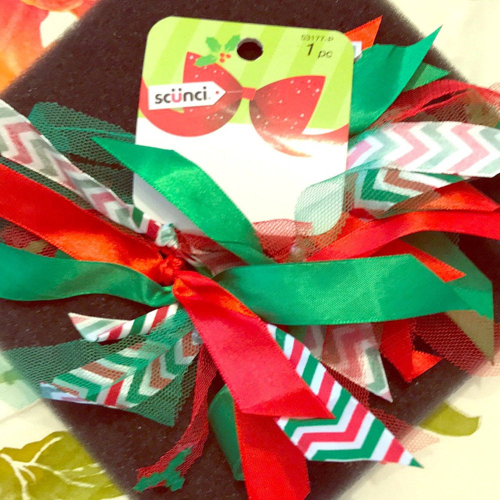 Scünci Holiday Holly hair tie
