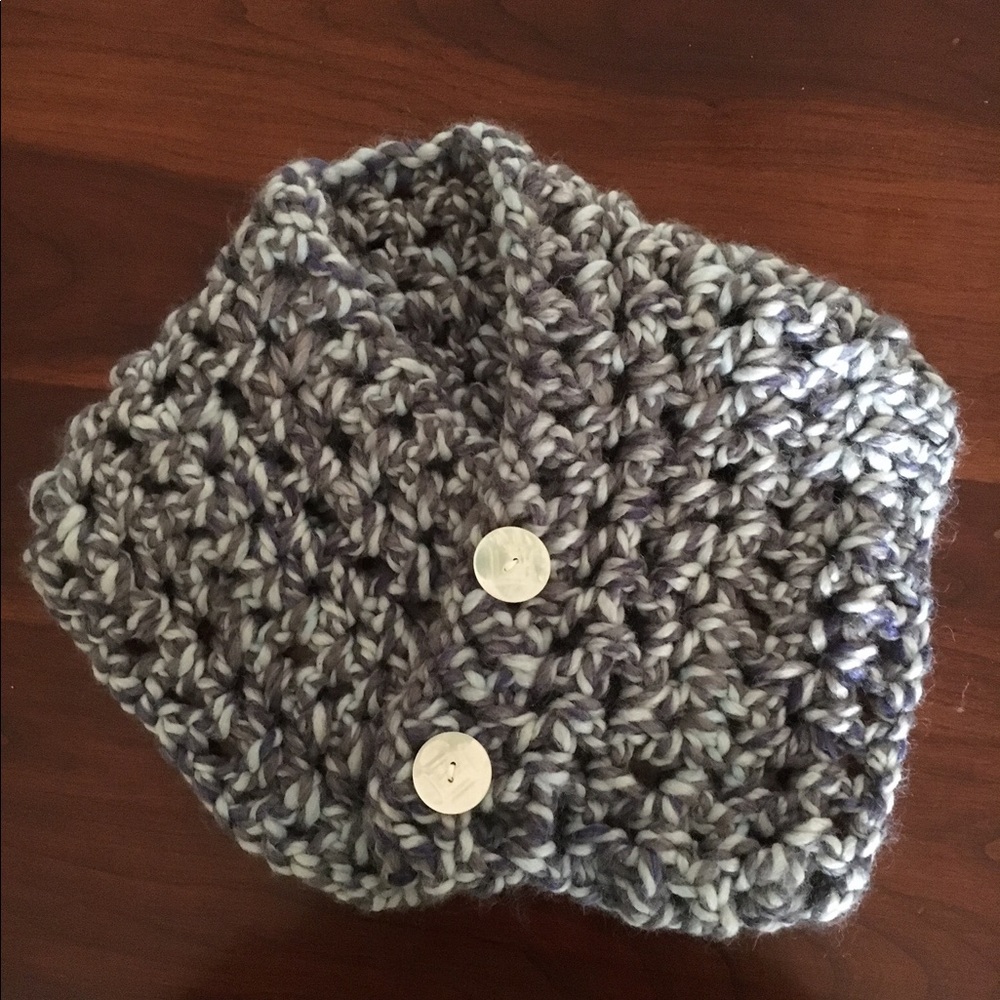 Crocheted cowl with buttons