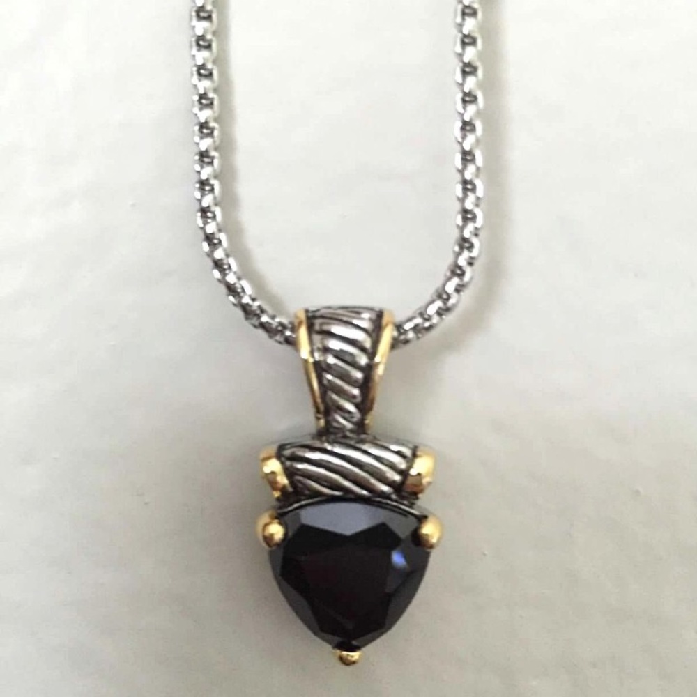 7110 Two Tone Onyx Triangle Shape Necklace