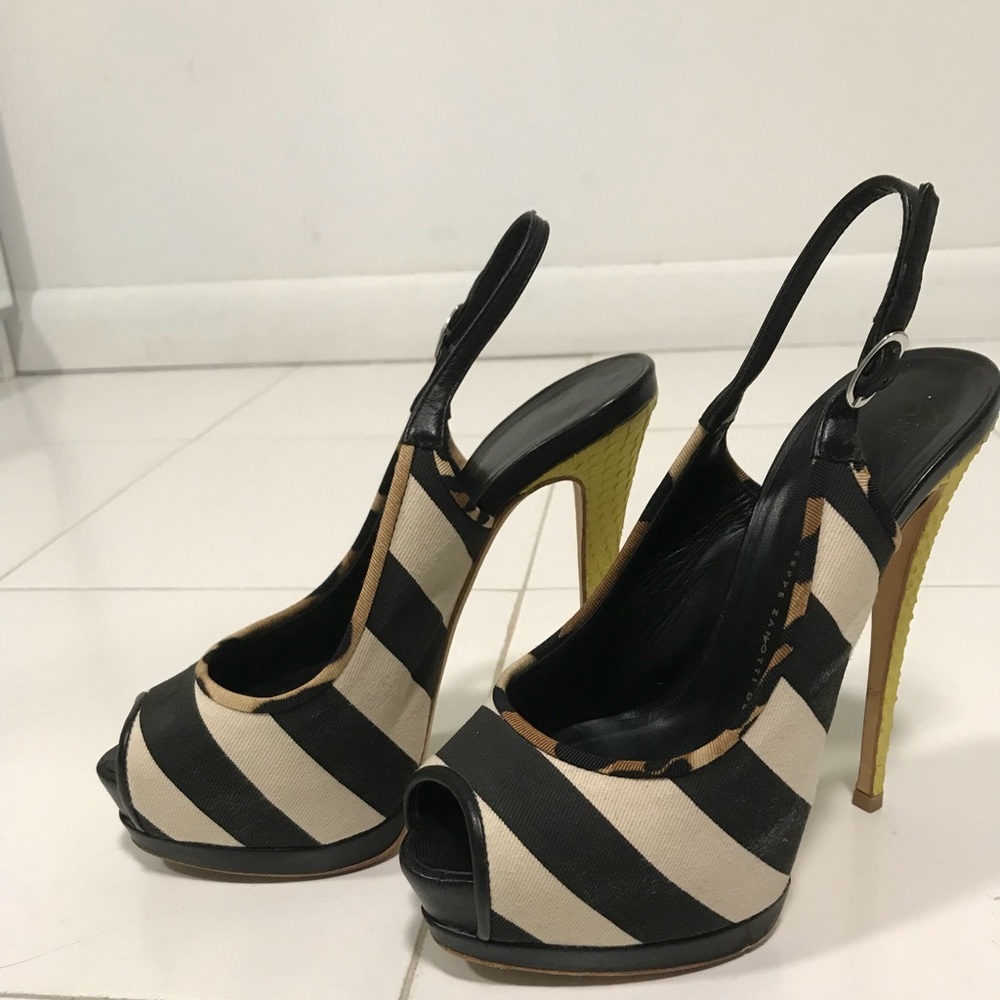 Lightly used size 37 beautiful heels