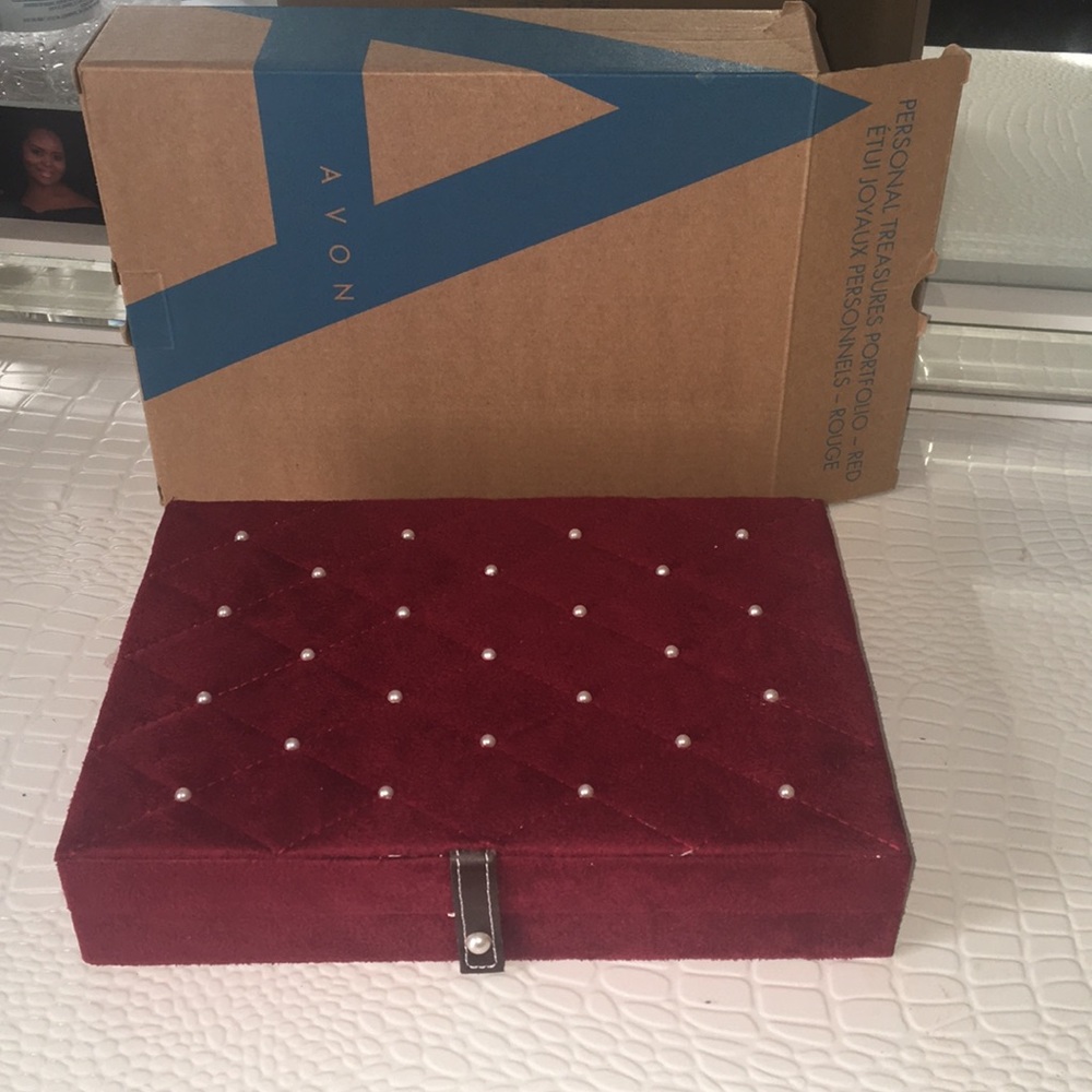 📍🆕Avon Red Velvet Jewelry Treasure Box