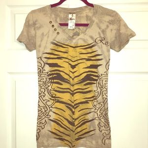 Sugar & Rox tshirt from Buckle. Size S.