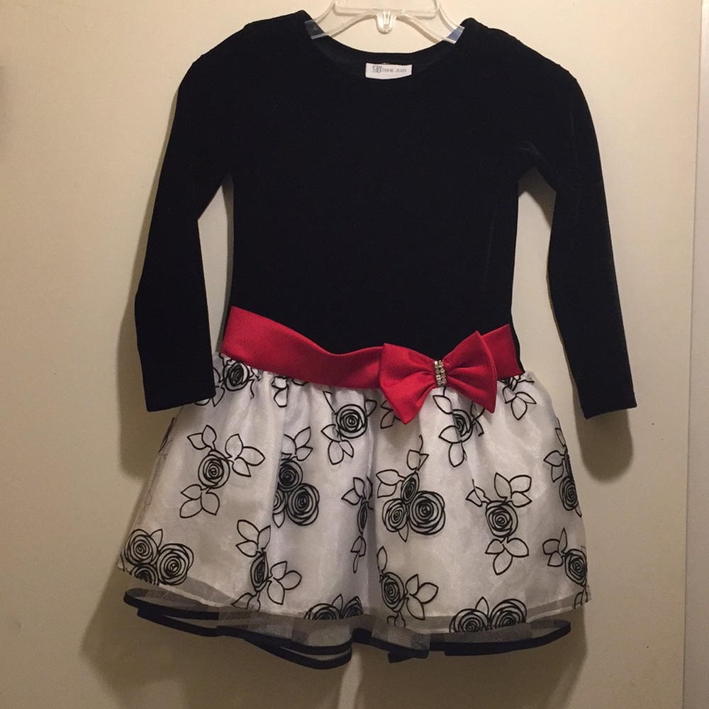 Beautiful girl’s size 6 holiday dress.