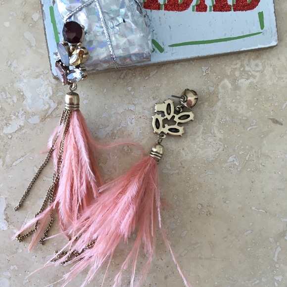 Last 1! STATEMENT FEATHER EARRINGS - Picture 2 of 2