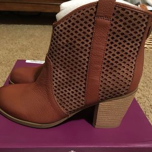 Women’s FERGIE TOWSON ANKLE BOOTS SIZE 8.5M New