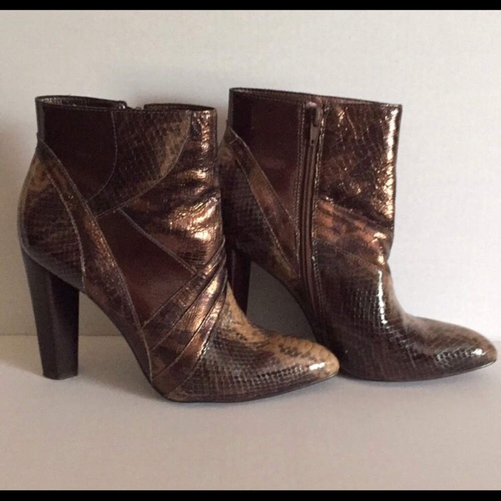 Beautiful snakeskin Brown booties