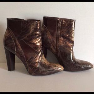 Beautiful snakeskin Brown booties