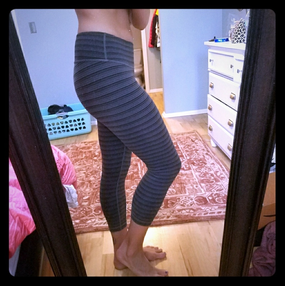 Lululemon wonder under grey striped crops size 4