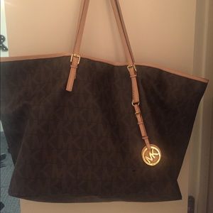 Michael Kors Jetset monogram tote