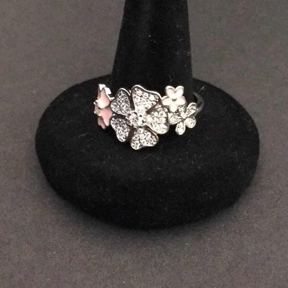 Beautiful sterling silver flower ring