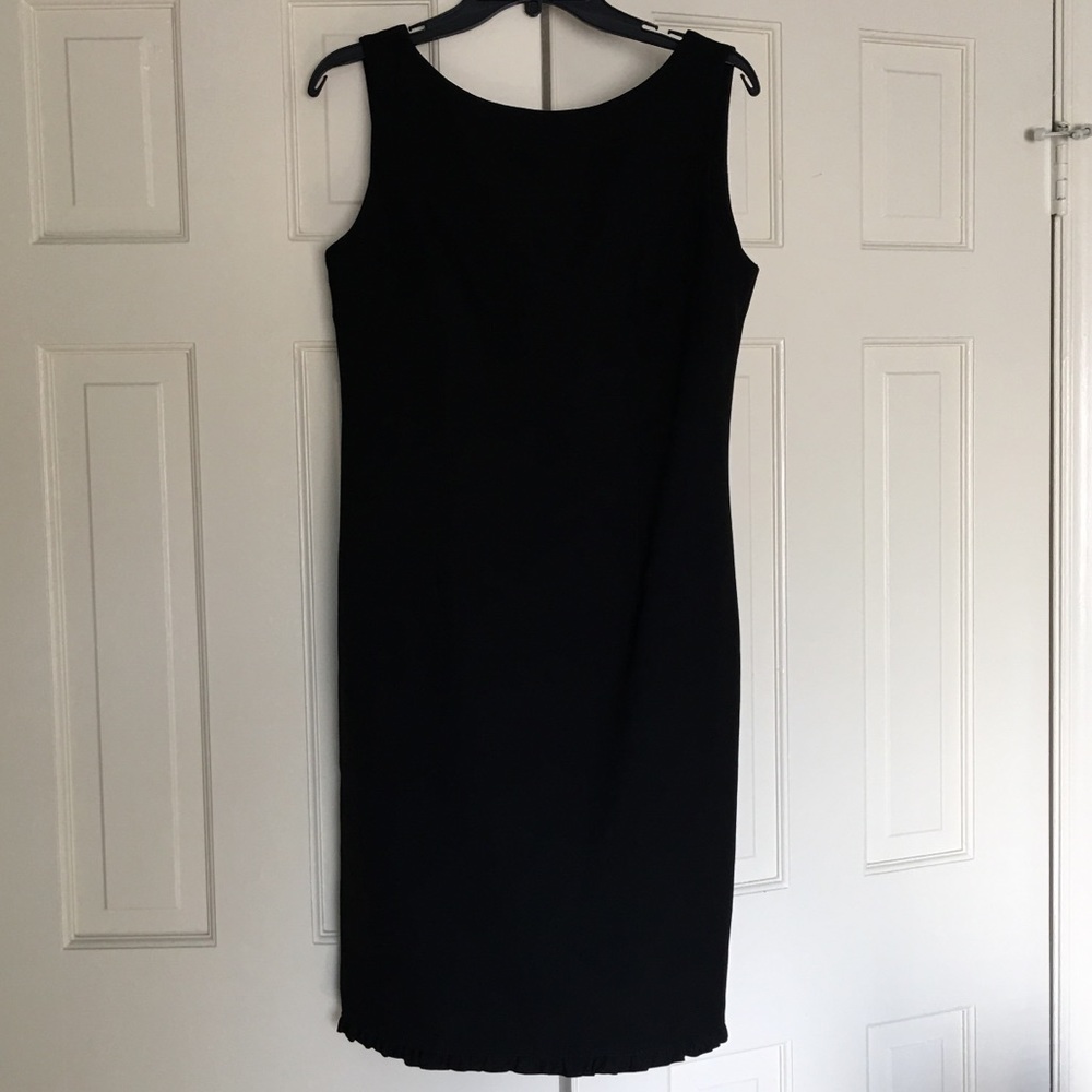 Sleeveless black dress with ruffle at the bottom
