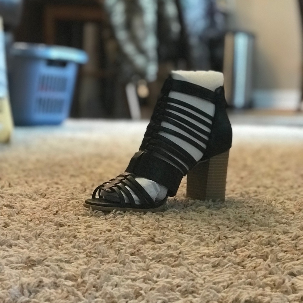 Bound to wow black caged heels