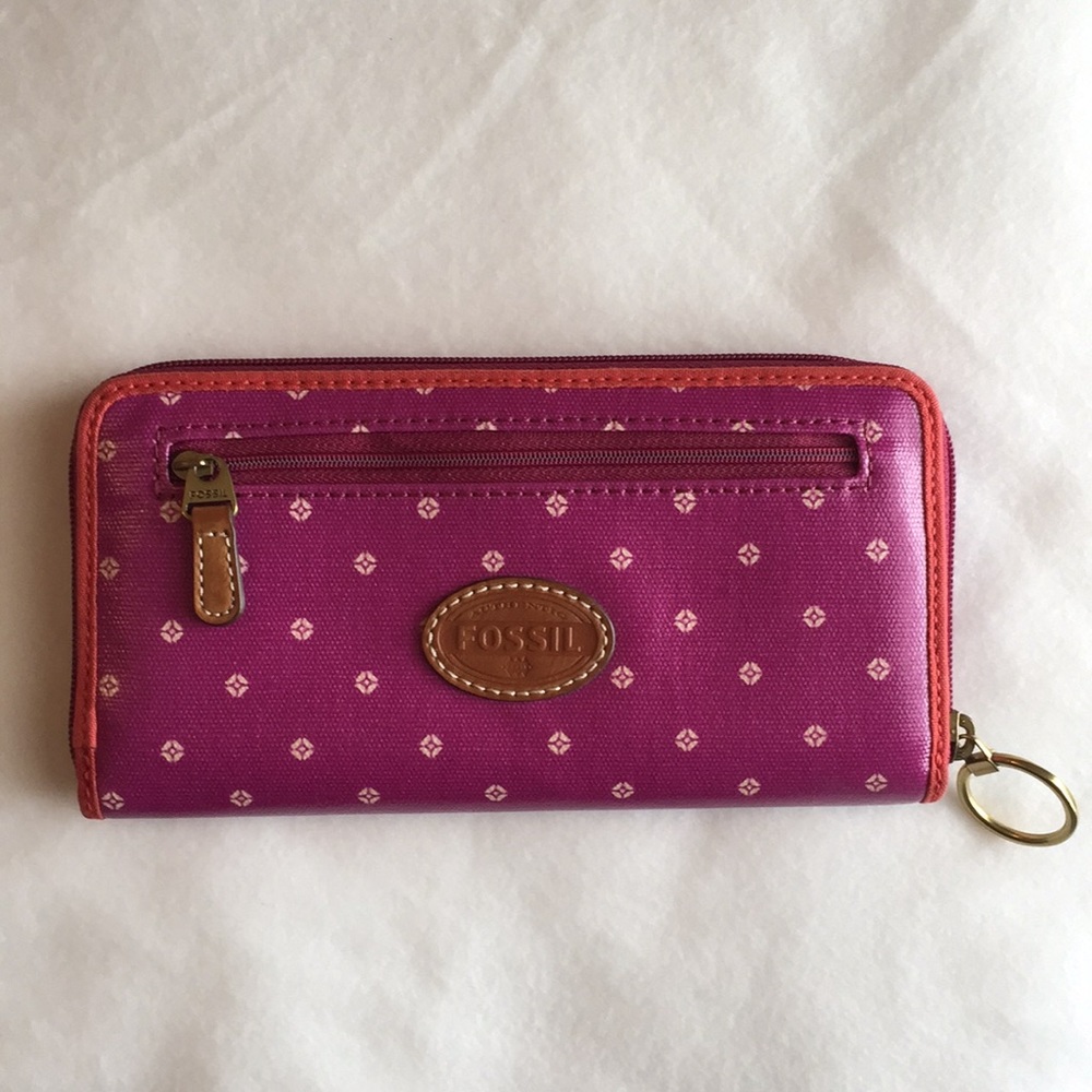 NWT. Fossil zip clutch.