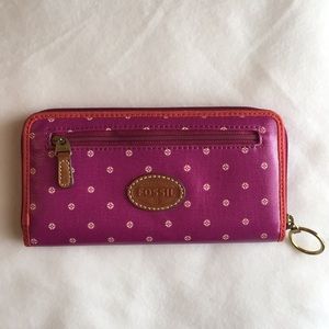 NWT. Fossil zip clutch.