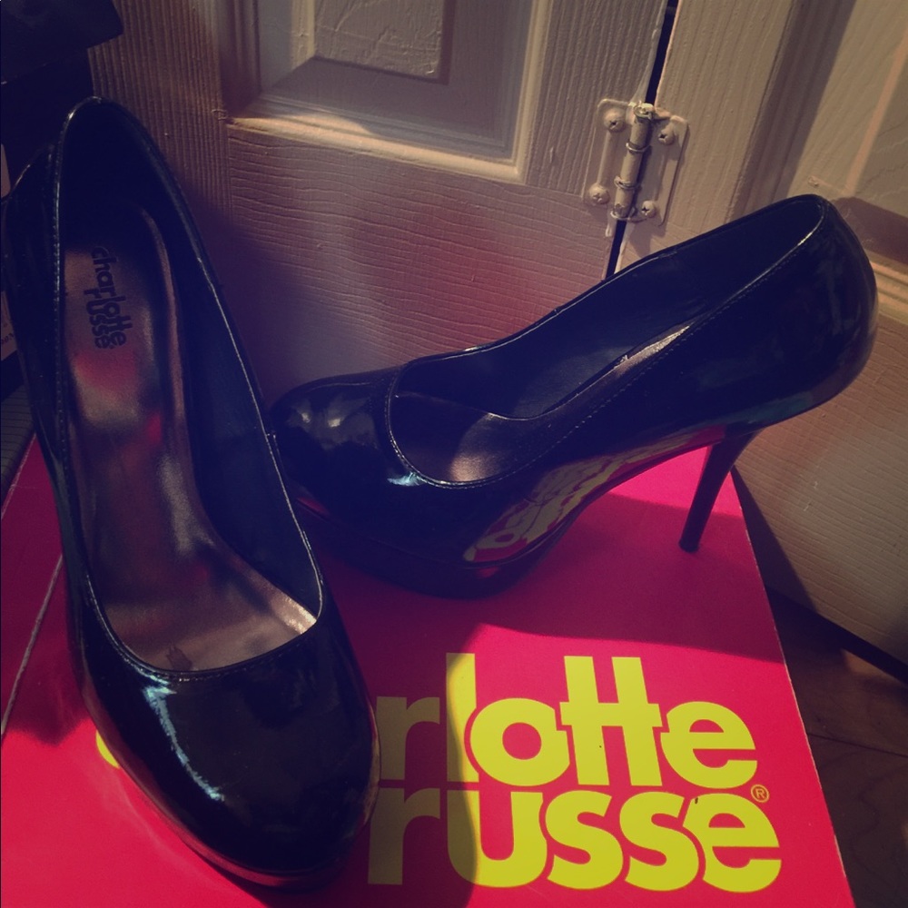 Black round heels