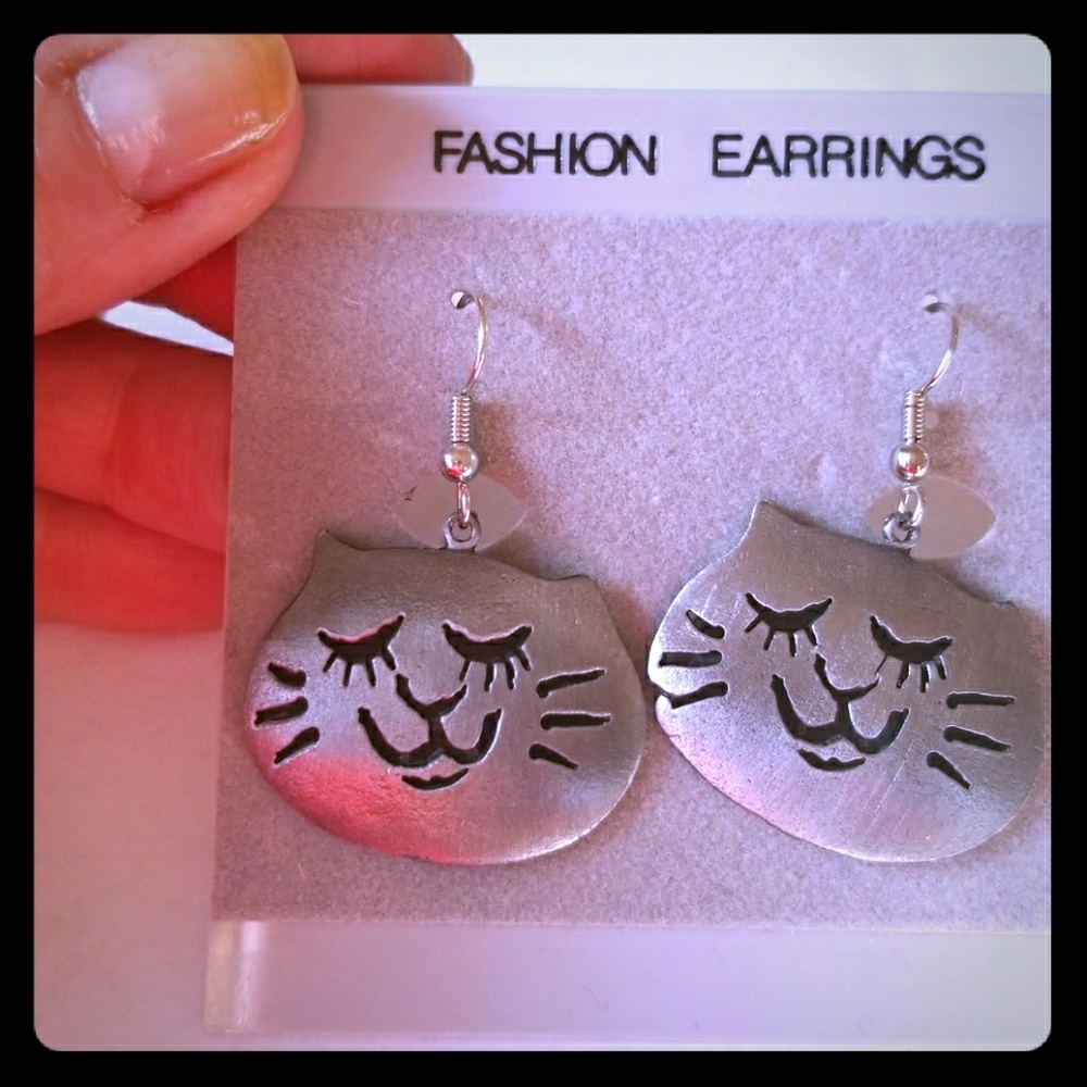 Dangling cute cats 🐺"fur" your ears!lol