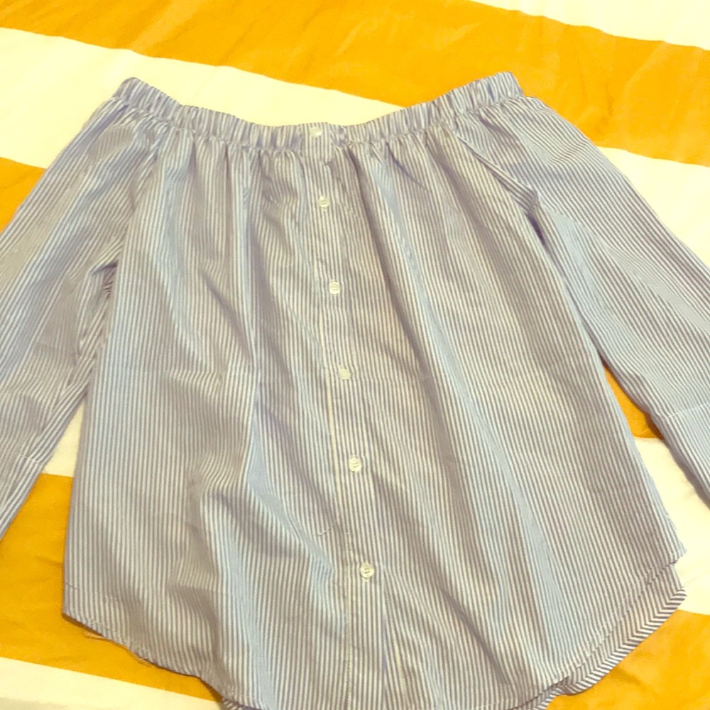 Cute off the shoulder top 💕