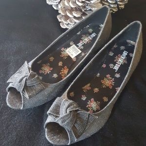 grey pumps