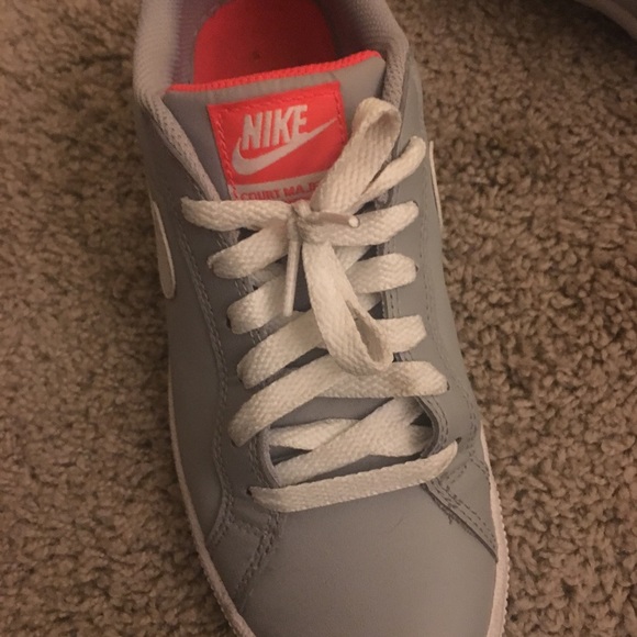 NIKE SNEAKERS - Picture 2 of 3