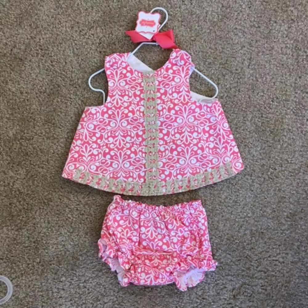 mudpie 12-18M like new