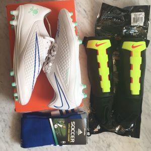 Women’s Nike soccer gear set- brand new!!!