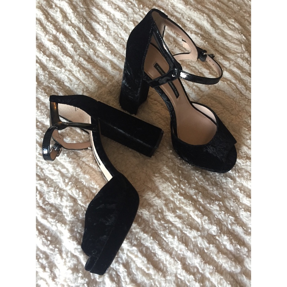 Black Velvet Chunky High-Heels