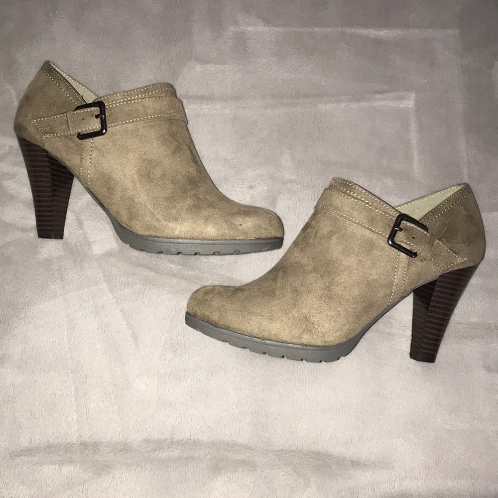 NWOT Whitemt Booties size 6 1/2