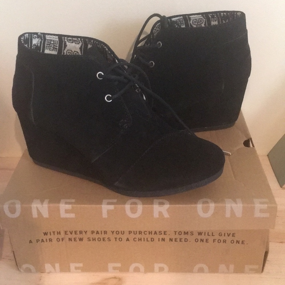 Toms black wedge