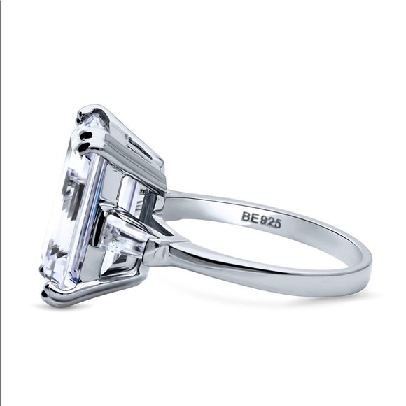 Engagement Wedding Emerald Cut Diamond Ring - Picture 6 of 8