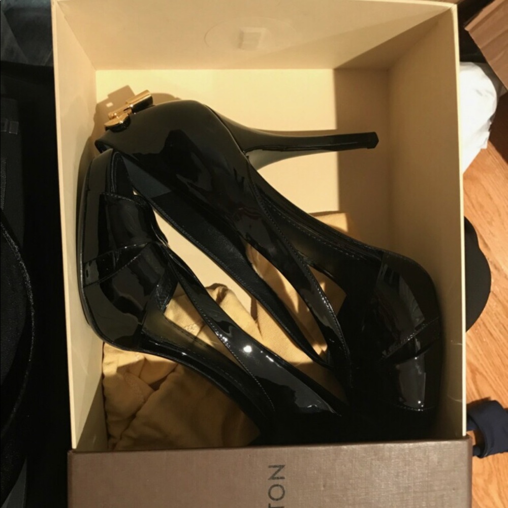 LV NWOT HEELS
