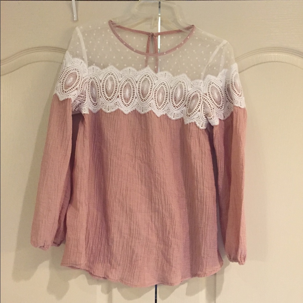 Beautiful very feminine boutique top. Size Small.