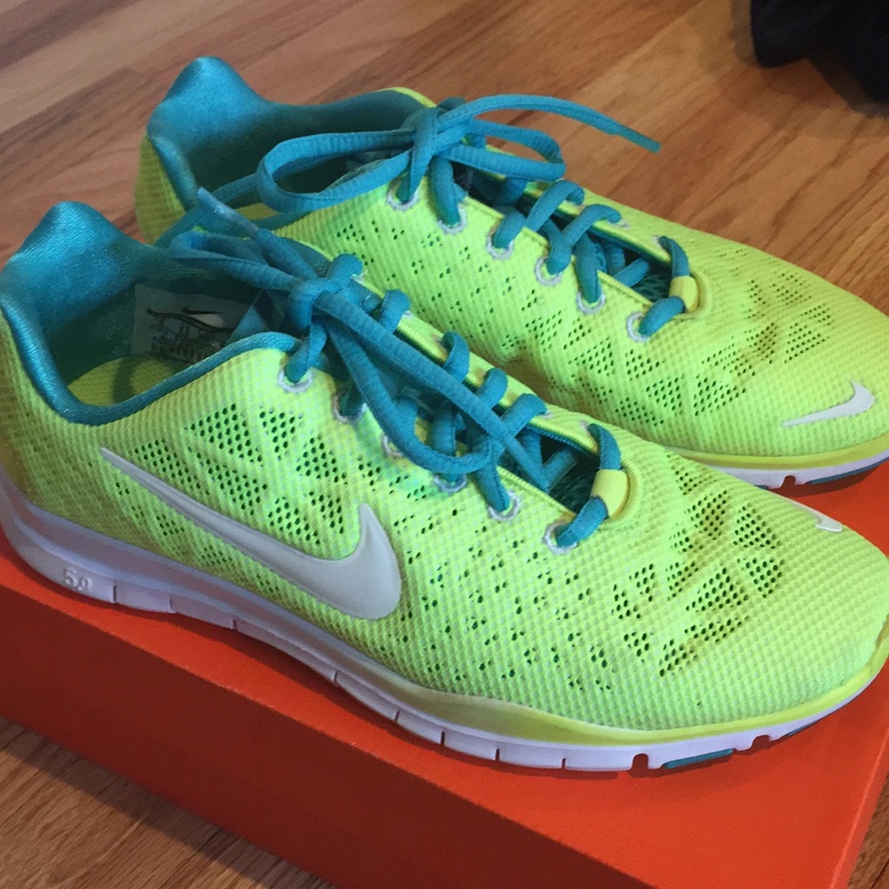 Women Nike free sneaker final reduction