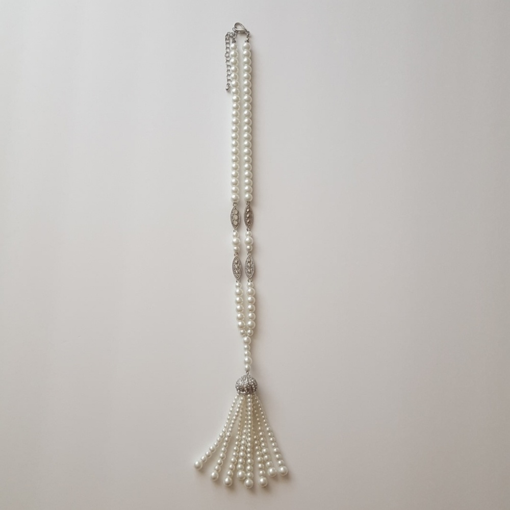 Charming Charlie faux pearl necklace