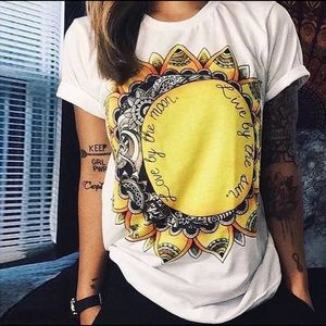 💥LAST 1💥Love by the moon graphic t-shirt NWOT