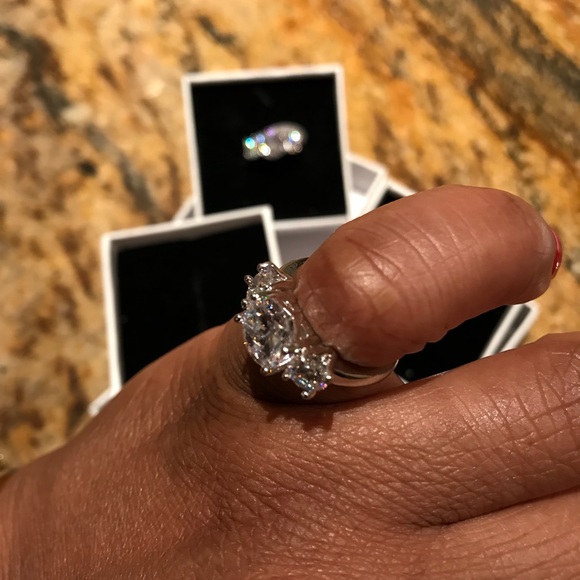 NWT Meghan Markle Three Stone Engagement Ring - Picture 5 of 6