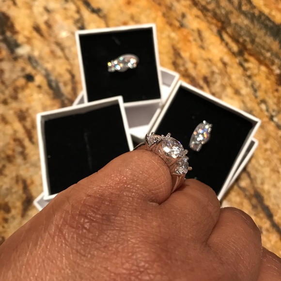 NWT Meghan Markle Three Stone Engagement Ring - Picture 6 of 6